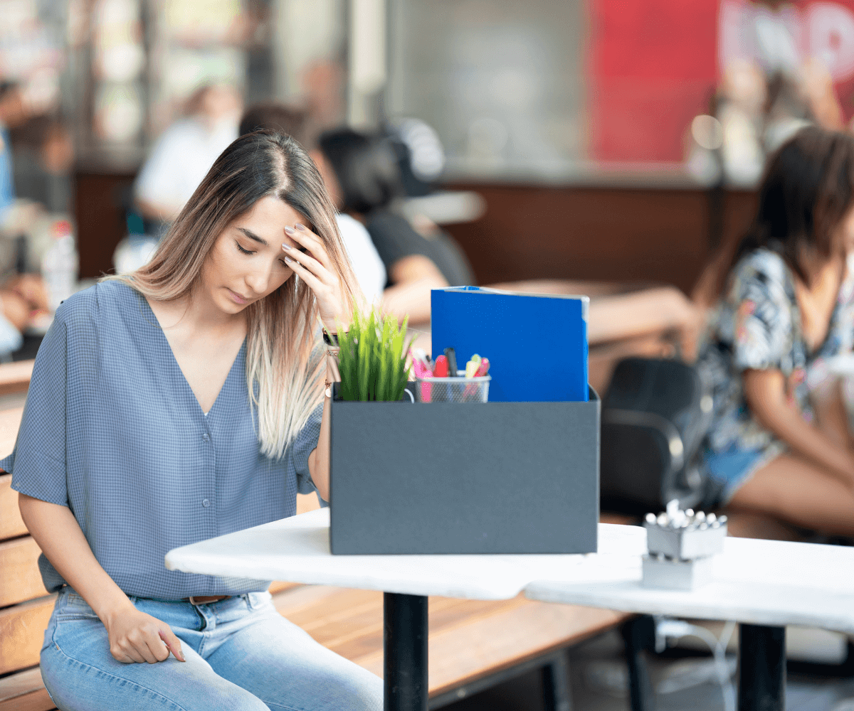 Une femme luttant contre les impacts psychologiques du chômage. 