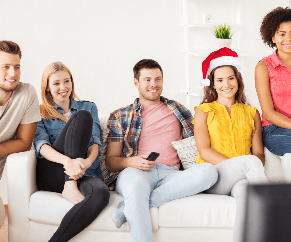 Un groupe d'amis regarde “Le Père Noël est une ordure" au cœur du cinéma sur Netflix 