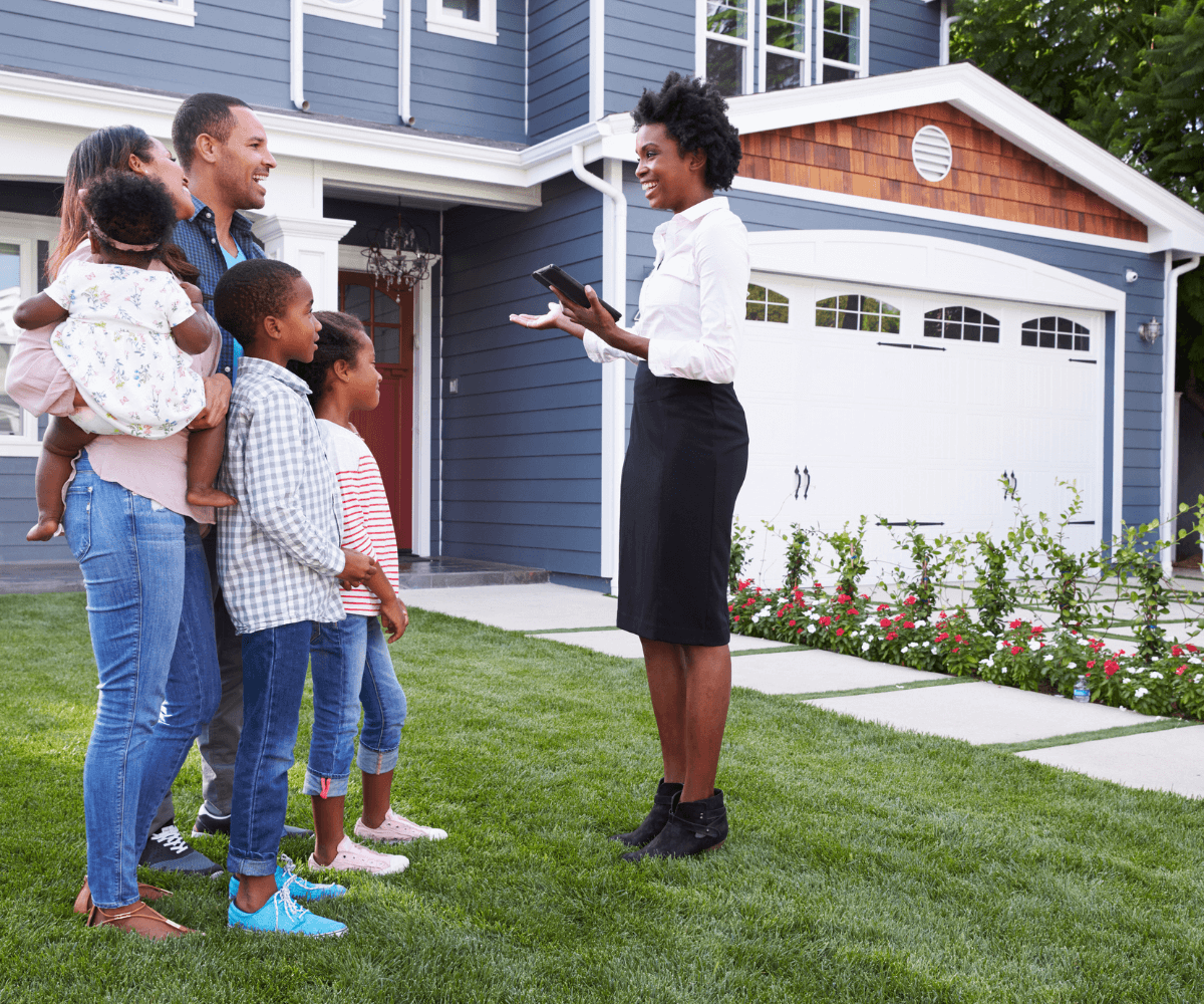 Une famille gère la réduction des droits de succession de son héritage immobilier avec une compagnie d'assurance. 