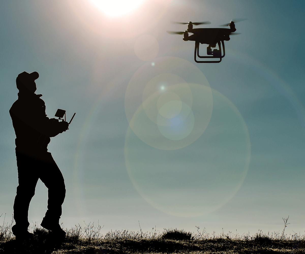 Un pilote de drone en action 