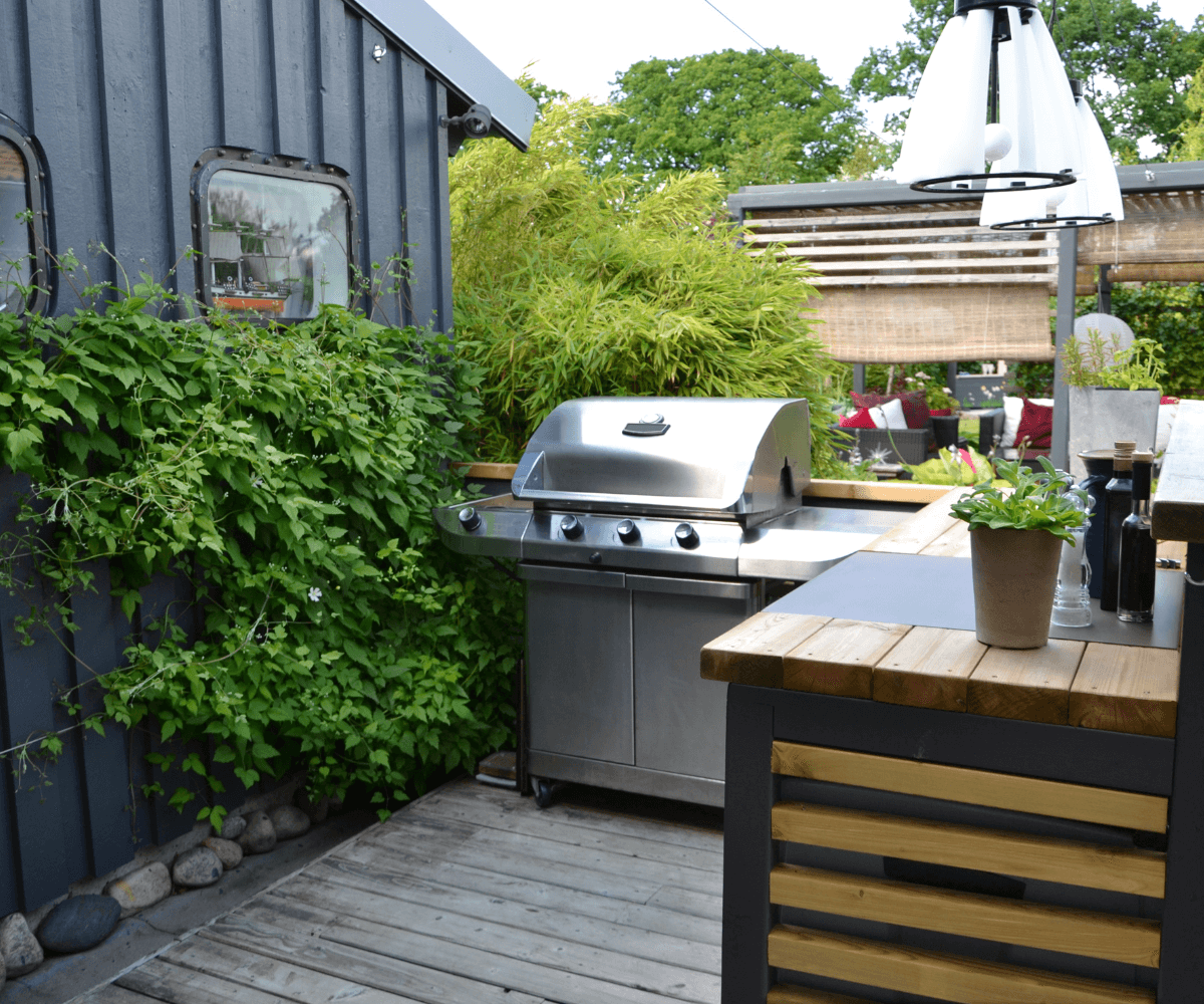 Une cuisine d'extérieur réalisée en bois