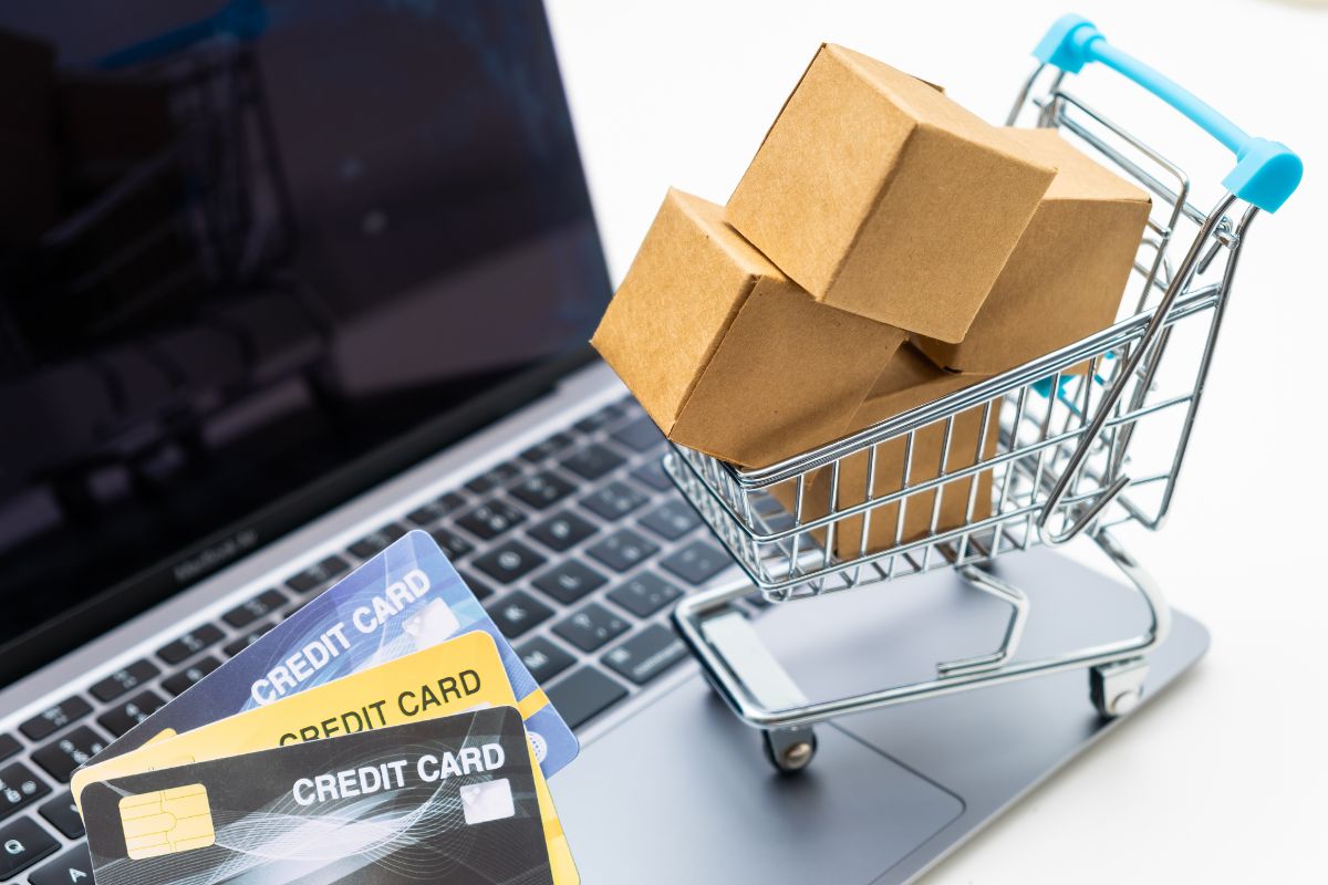 Un ordinateur et des cartes de crédit pour l'achat de produits en ligne 