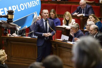 Les débats parlementaires au sujet de l'adoption de la loi sur le plein emploi