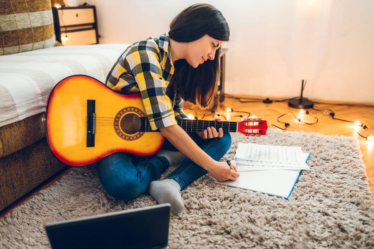 Une jeune artiste composant sa propre musique.