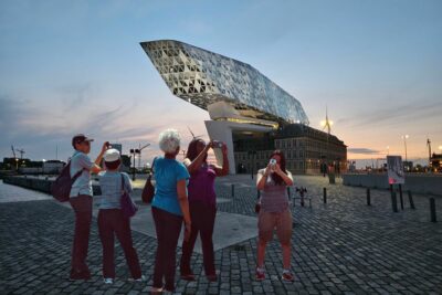 Des visiteurs admirent la belle architecture de maison à Anvers