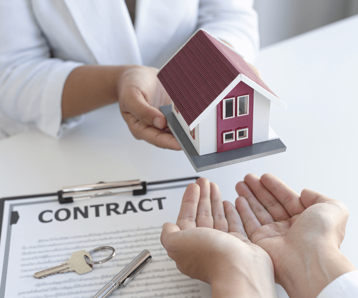 Un agent immobilier présente un bien immobilier mis en valeur