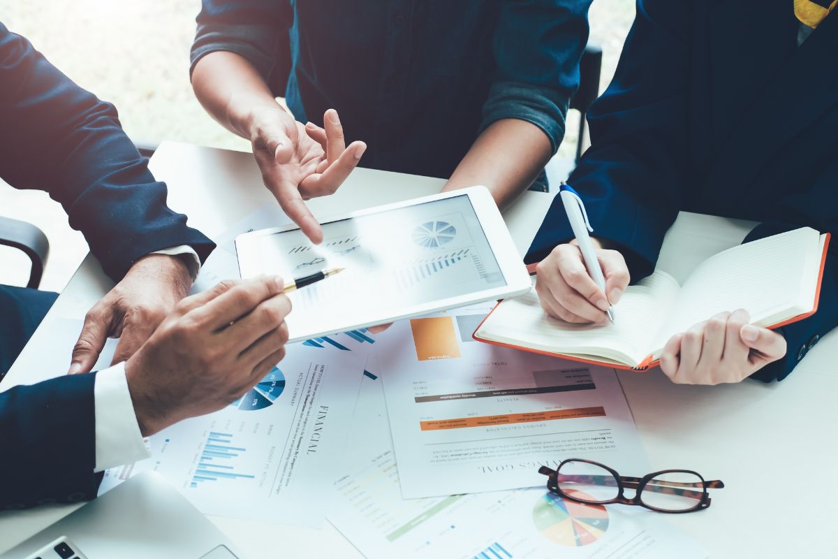 Un expert donne des conseils à des responsables d'entreprise en matière de gestion de budget.