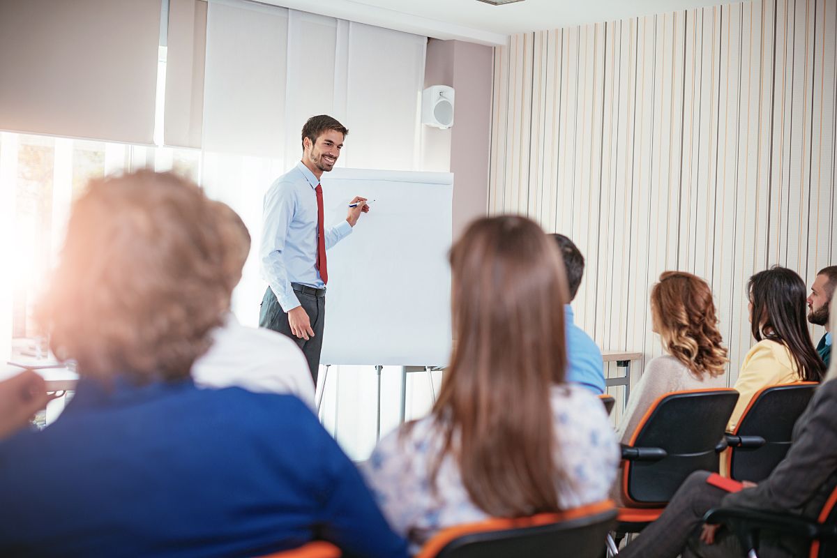 Un entrepreneur présente son idée d'entreprise à de potentiels partenaires financiers pour obtenir un financement. 