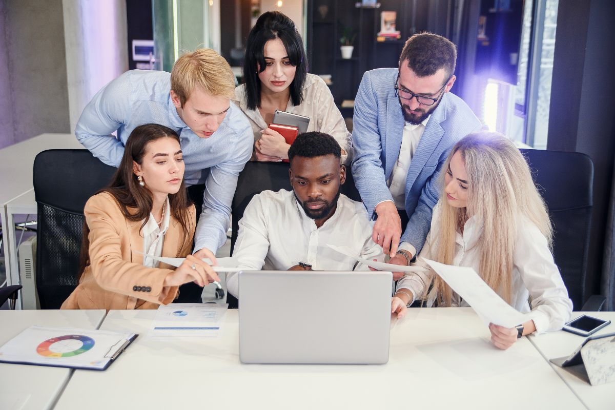 Un groupe de jeunes entrepreneurs s'accorde sur le plan de création d'une entreprise.