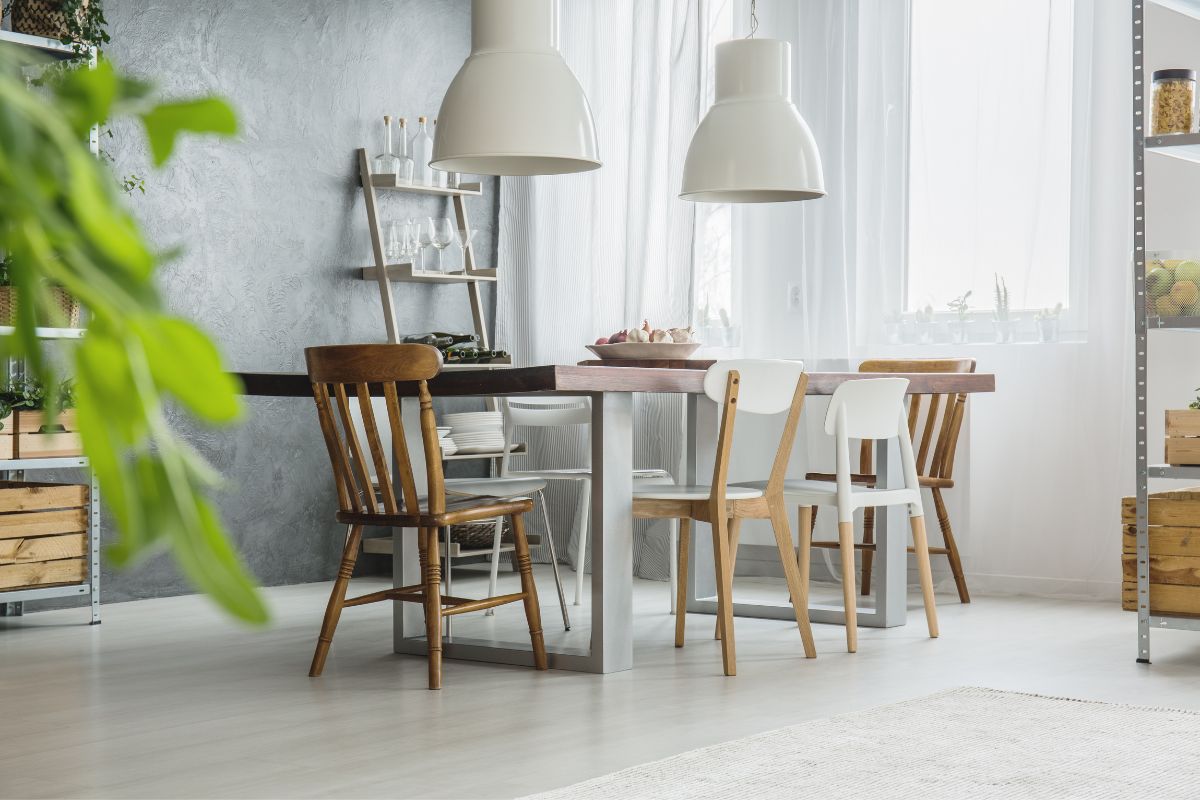 Une maison décorée avec des chaises dépareillées