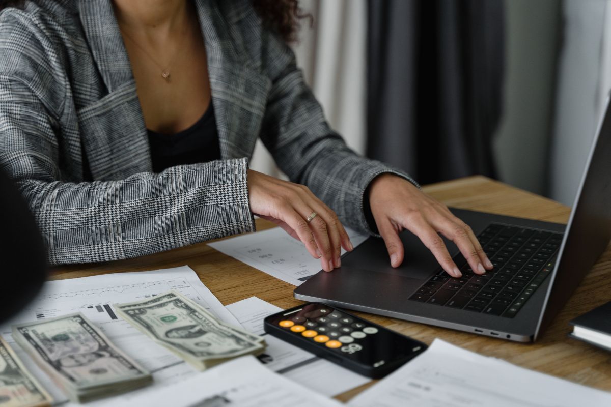 Une gestionnaire fait la part des choses entre épargne et remboursement de dettes pour son entreprise. 