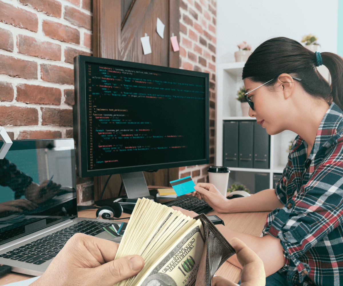 Une femme ingénieur en informatique payée à un salaire élevé.