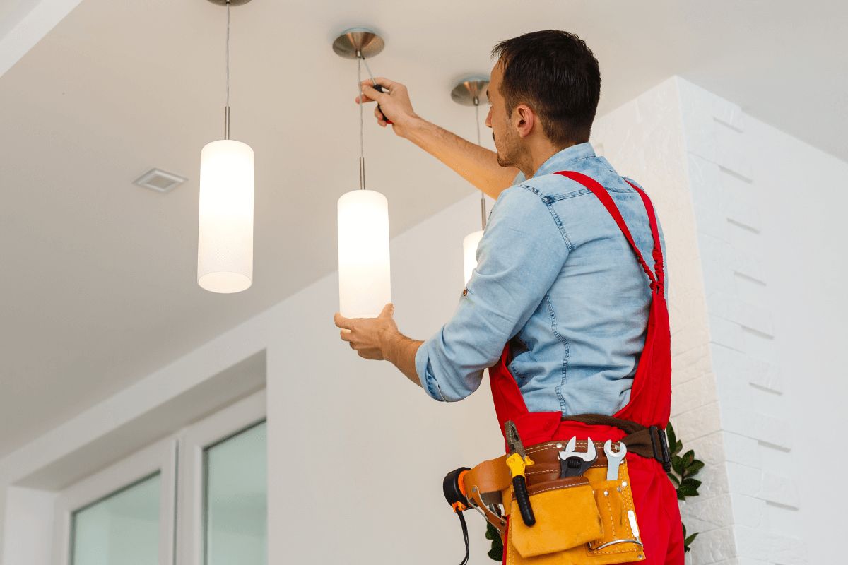 Un professionnel effectue une installation électrique économique. 