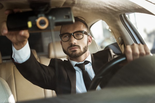 jeune homme dans une voiture