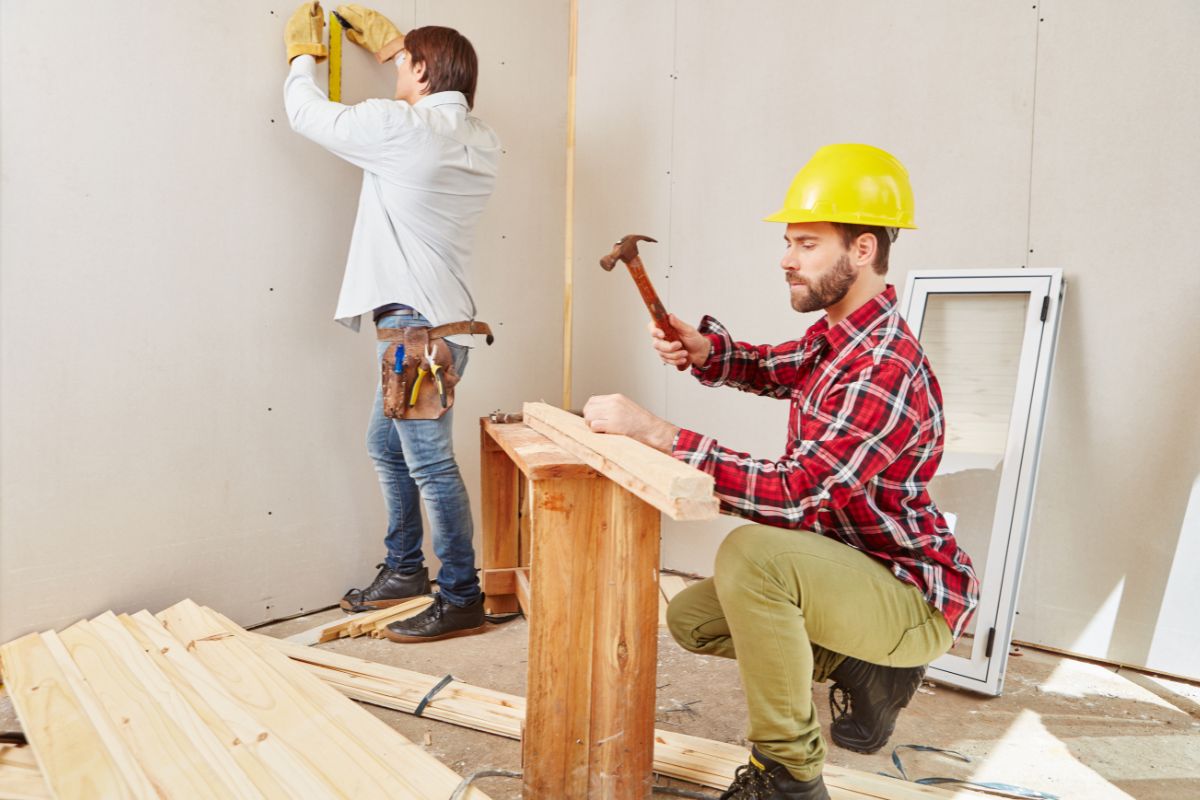 Des artisans en pleine rénovation dans une maison. 