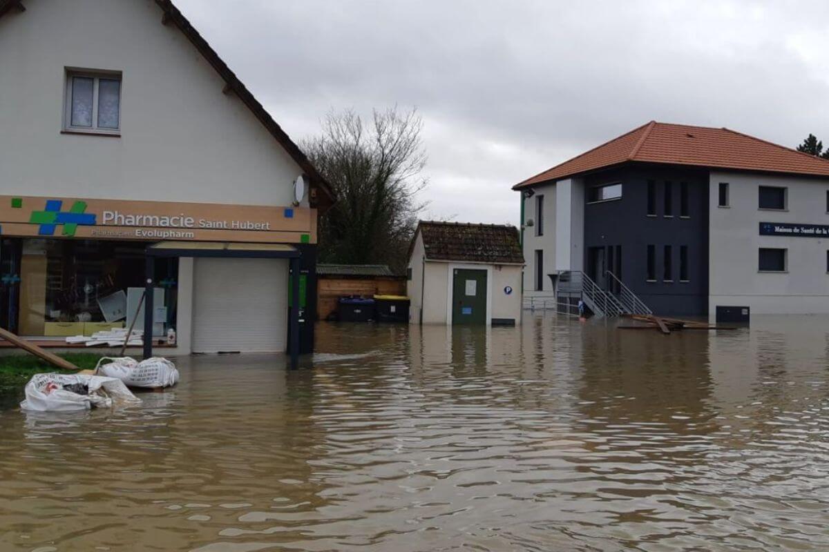 Des maisons et des routes inondées 