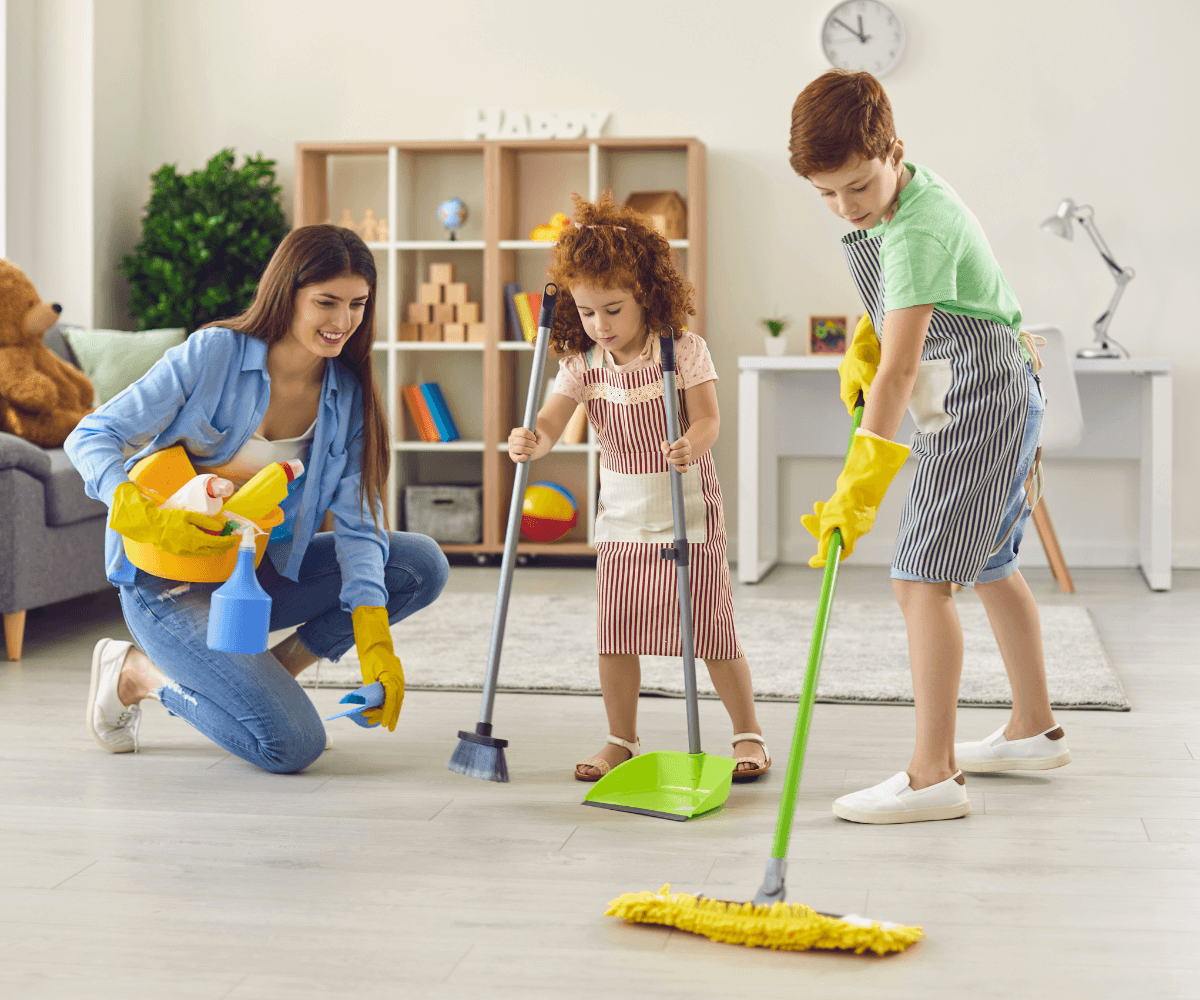 Une mère de famille effectue le nettoyage de sa maison avec ses enfants