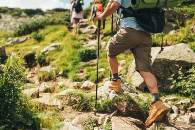 De jeunes genres en pleine randonnée en montagne pour se divertir.