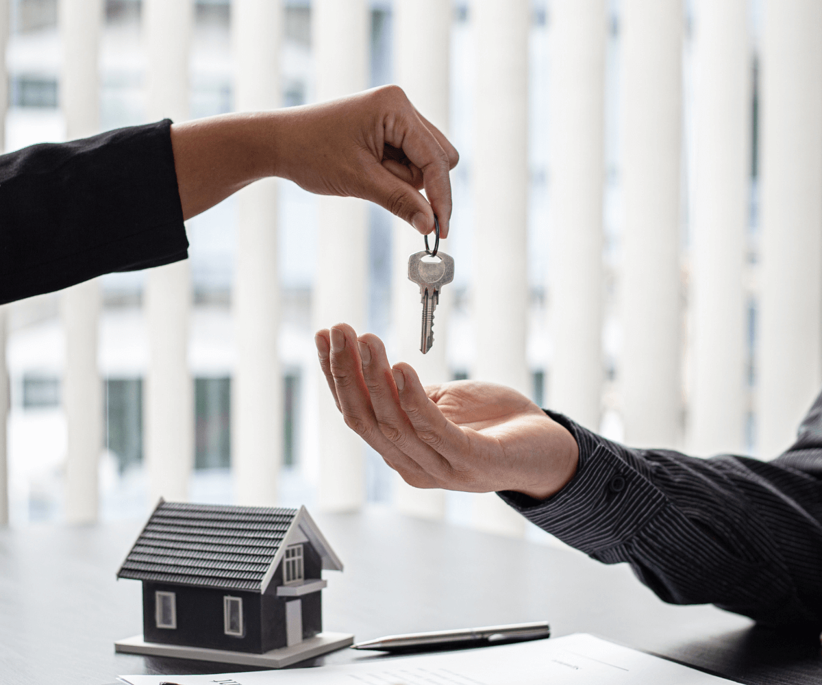 Un agent immobilier effectue une remise de clés à un acquéreur de bien immobilier 