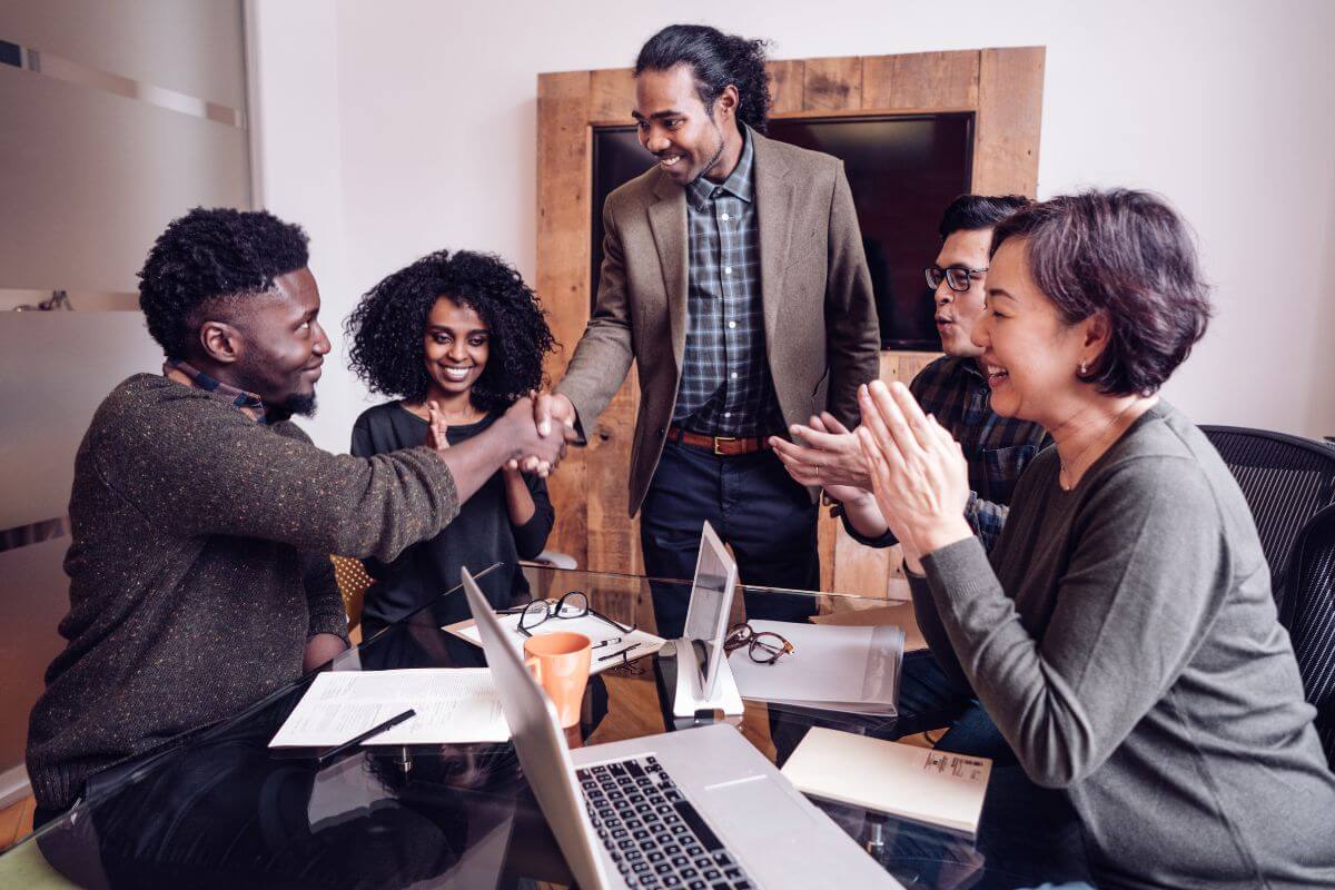 Un chef d'entreprise salut ses premiers collaborateurs après une séance de travail