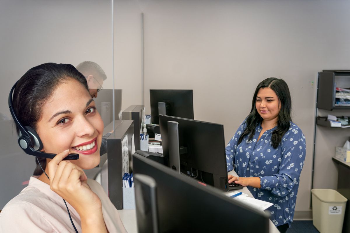 Des agents du service client d'une entreprise s'activent pour le développement de l'entreprise.