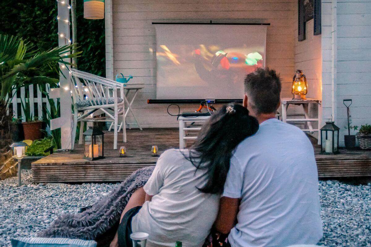 Un couple passe une soirée cinéma comme activité de loisir à domicile.