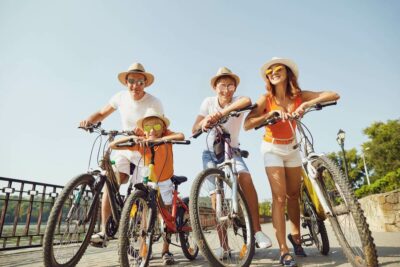Une famille effectue une promenade à vélo comme activité de loisir.