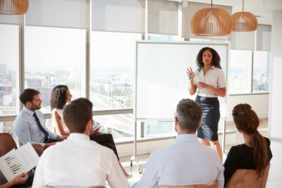 Une responsable d'équipe s'entretient avec ses collaborateurs.