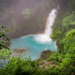 rio celeste une riviere volcanique bleue vues sur le costa rica