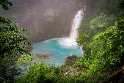 rio celeste une riviere volcanique bleue vues sur le costa rica