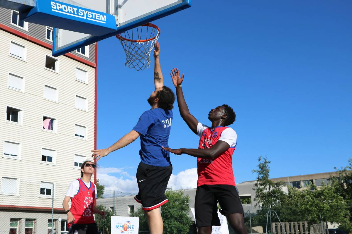 jeunes qui jouent au basket à villeurbanne rhone alpes (69) - photo de ludo poiré © unsplash