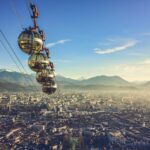 téléphérique au dessus de grenoble - photo de fabe collage © Unsplash