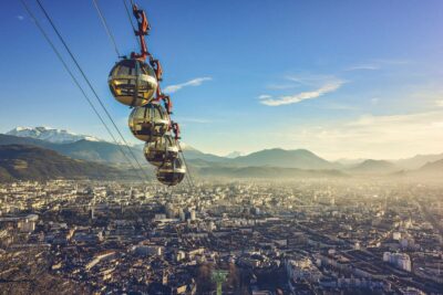 téléphérique au dessus de grenoble - photo de fabe collage © Unsplash