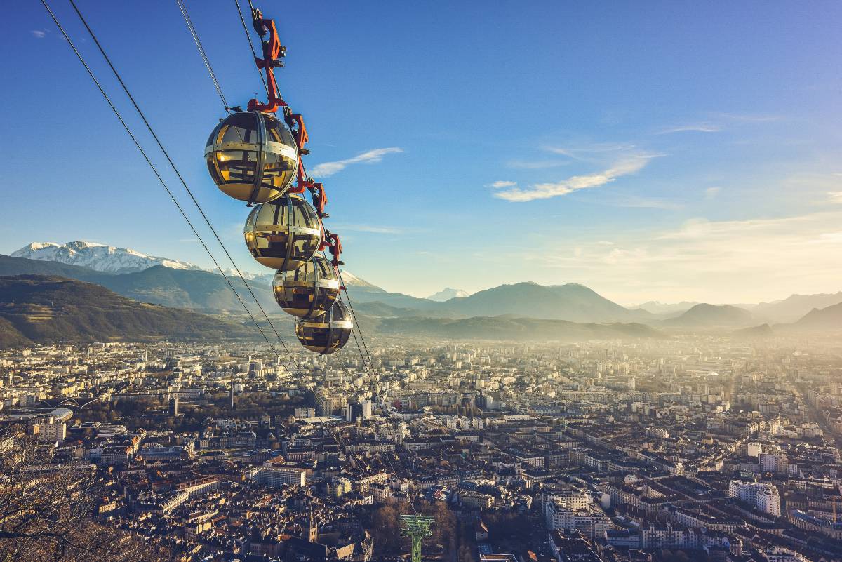 téléphérique au dessus de grenoble - photo de fabe collage © Unsplash
